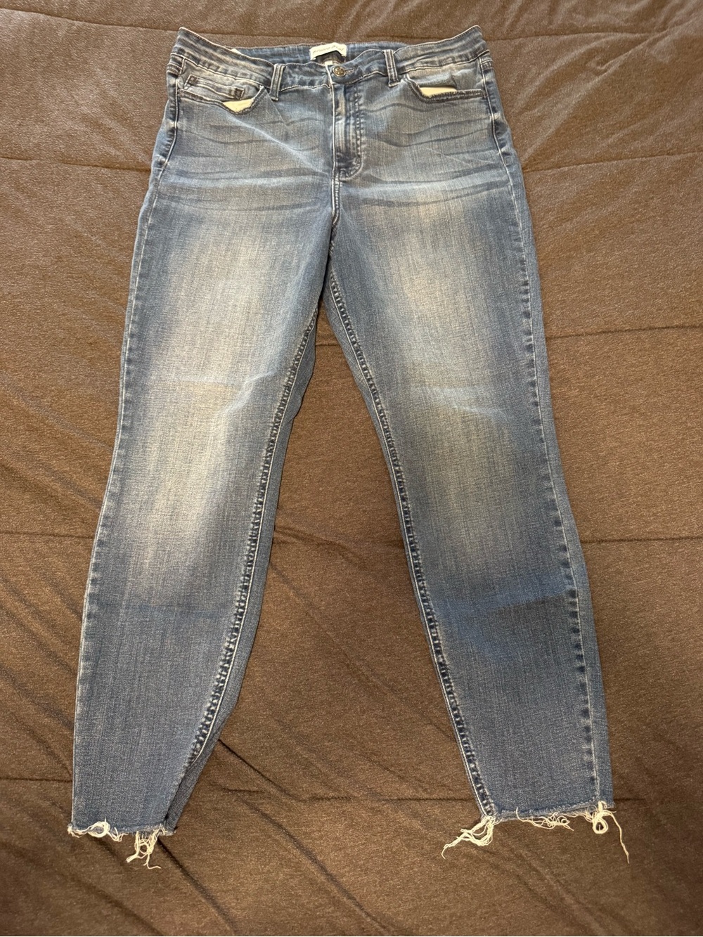 Ankle-Length Skinny Jeans in Faded Blue with Frayed Hem